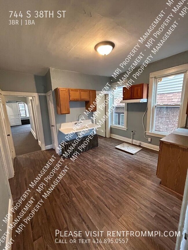Building Photo - 744 S. 38th Street - 3 Bedroom Upper