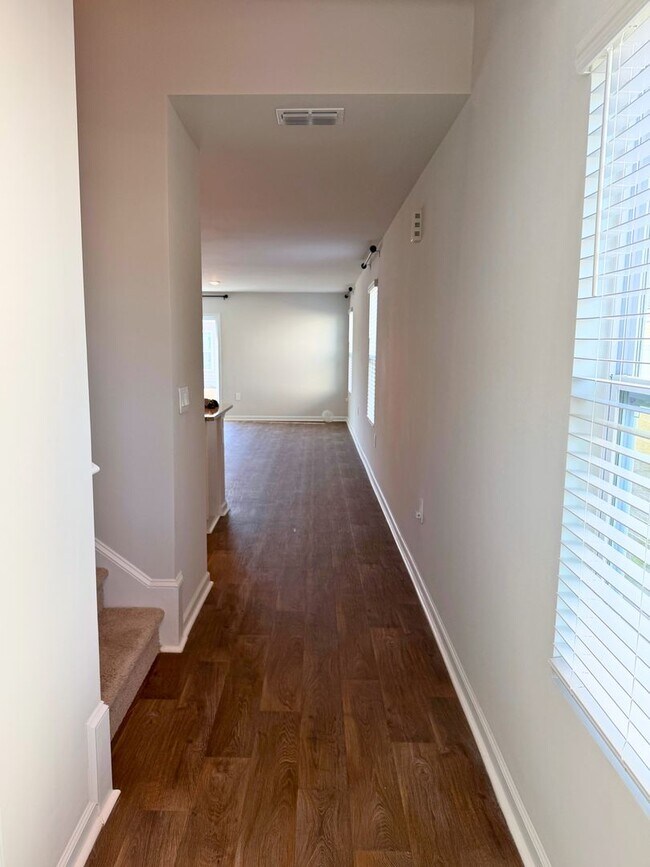 Foto del edificio - Practically brand new 4 bedroom home !