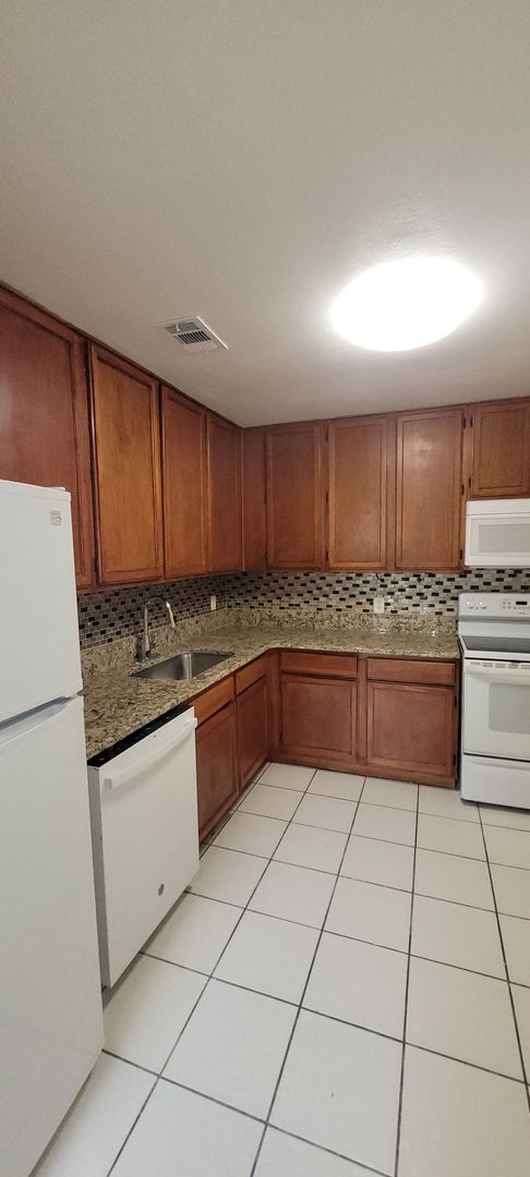 Building Photo - Spacious 2 bedroom at Lake Orlando