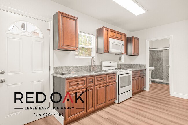 Building Photo - Lovely Bungalow Style One Bedroom with Lot...