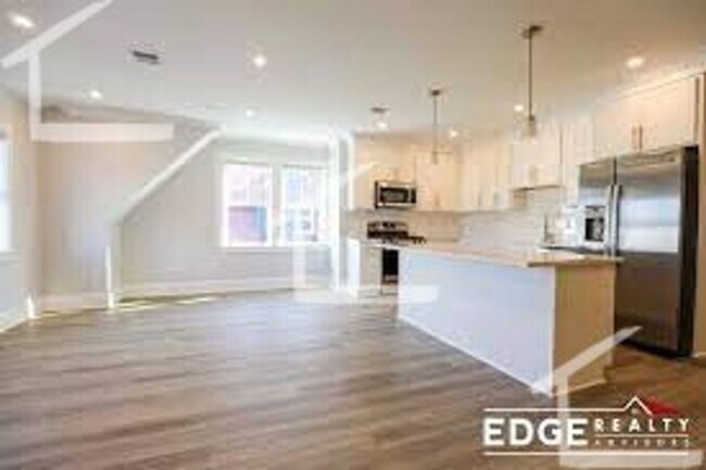 Building Photo - 6/1 Oversized 4BR/3BA with laundry in unit...