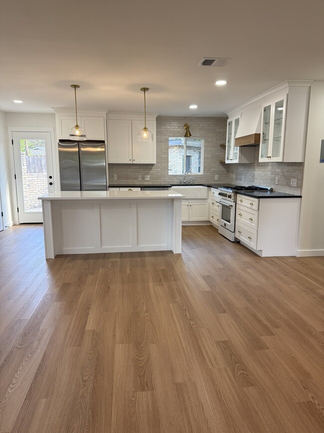 Building Photo - 7601 Robalo Rd