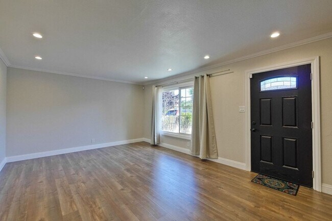 Foto del edificio - Remodeled 2 Bed 1 Bath Home with Bonus Roo...