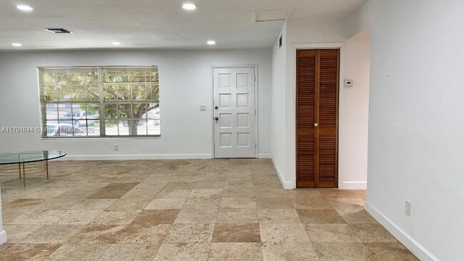 Foto del edificio - 300 NE 122nd St