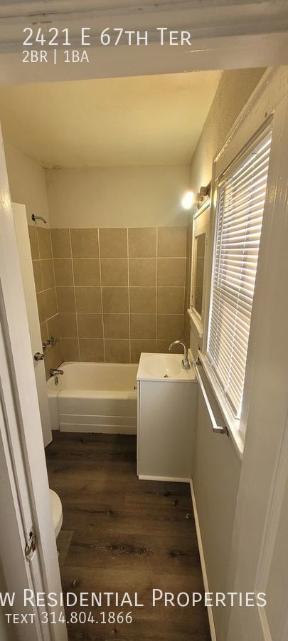 Foto del edificio - 2421 E 67th TER. | $900 | 2 BR with 1 BATH