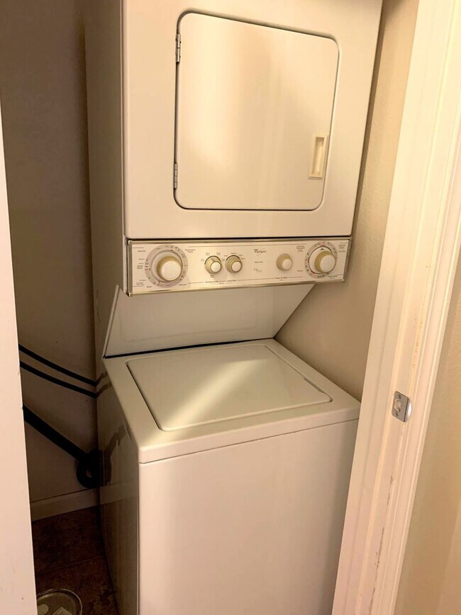 Foto del edificio - Charming 1 Bedroom, 1 Bath Large Apt in In...