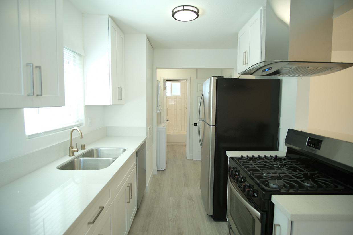 Kitchen - 2023 Jefferson W Blvd