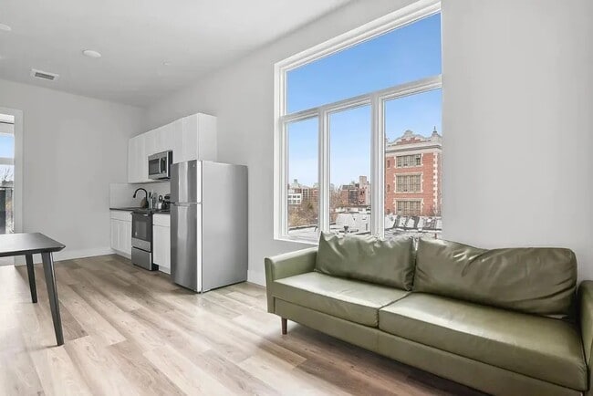 Foto del edificio - Furnished room/NOT APARTMENT