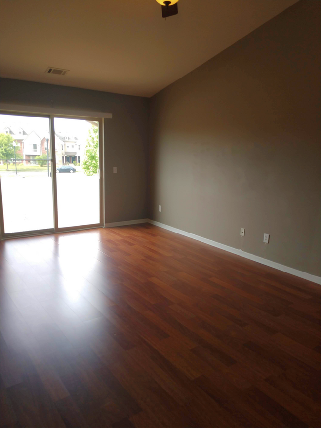 Foto del edificio - Upper Condo in Woodside Meadows