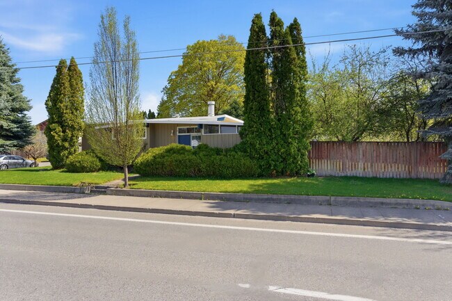 Building Photo - 1503 S University Rd