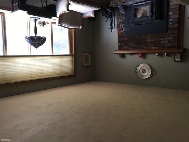 Foto del edificio - 4 br, 2 bath House - 13 Center St