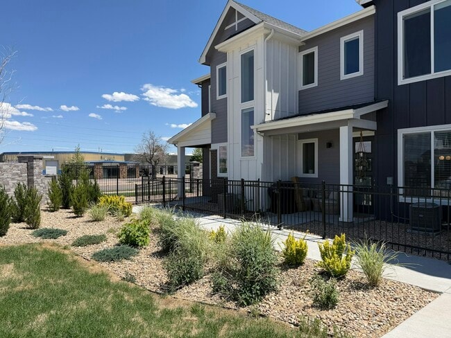 Photo - 1940 S Poplar Ct Townhome