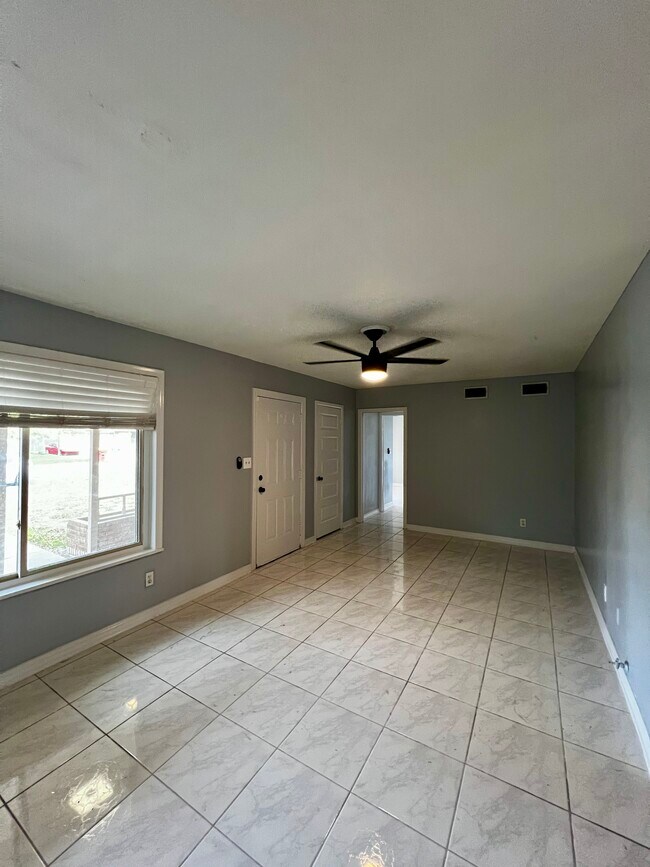 Building Photo - 304 Staunton St