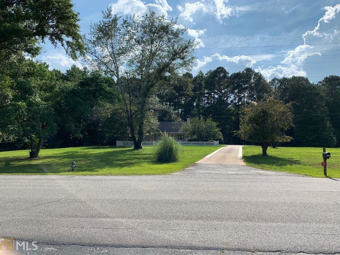 1079 Antioch Rd, Fayetteville, GA 30215 House for Rent in