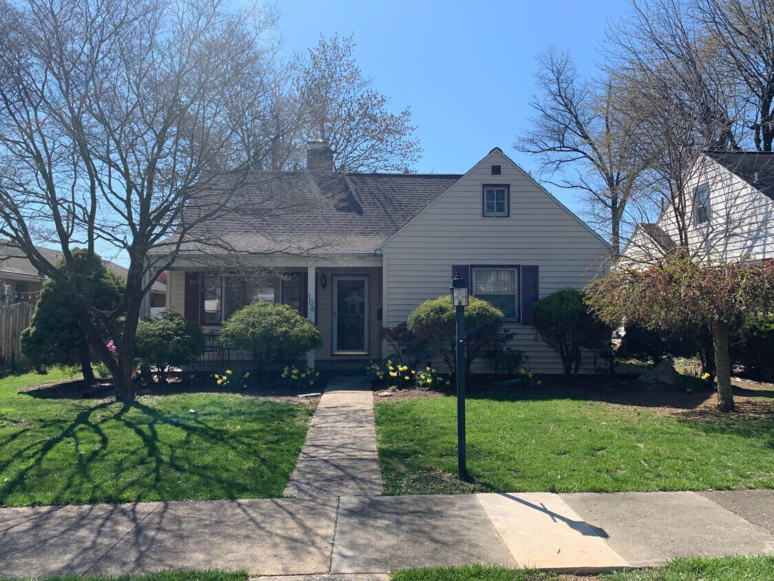 106 E Maplewood Ave, Mechanicsburg, PA 17055 House Rental in