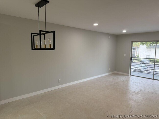 Building Photo - 2810 Riverside Dr