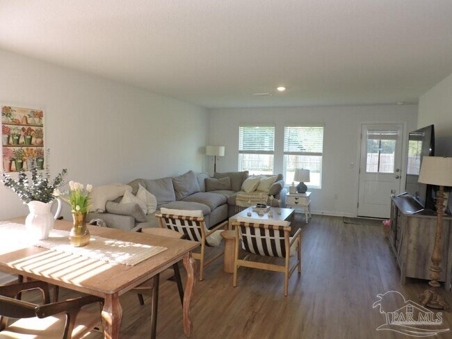 Foto del edificio - 4664 Carlstrom Ln