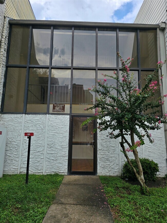 Building Photo - 10110 Forum W Dr