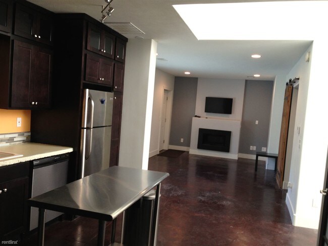 Building Photo - 2 br, 1 bath  - 120 Eastern Ave SE Apt 5