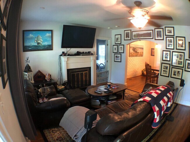 Building Photo - Charming Home in Haymount
