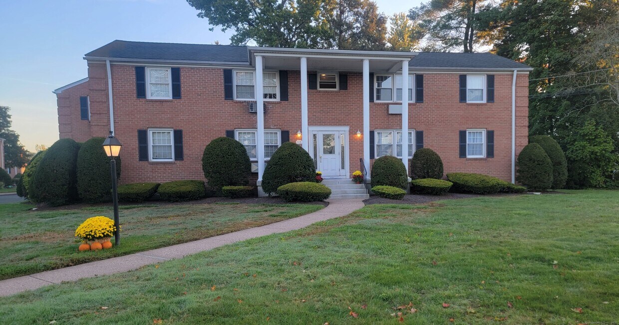 Foto principal - 12 Brewster Rd