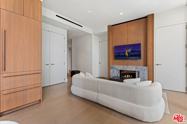 Foto del edificio - 211 Elm Ct
