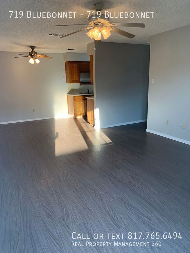 Building Photo - Freshly painted duplex in Keller ISD.