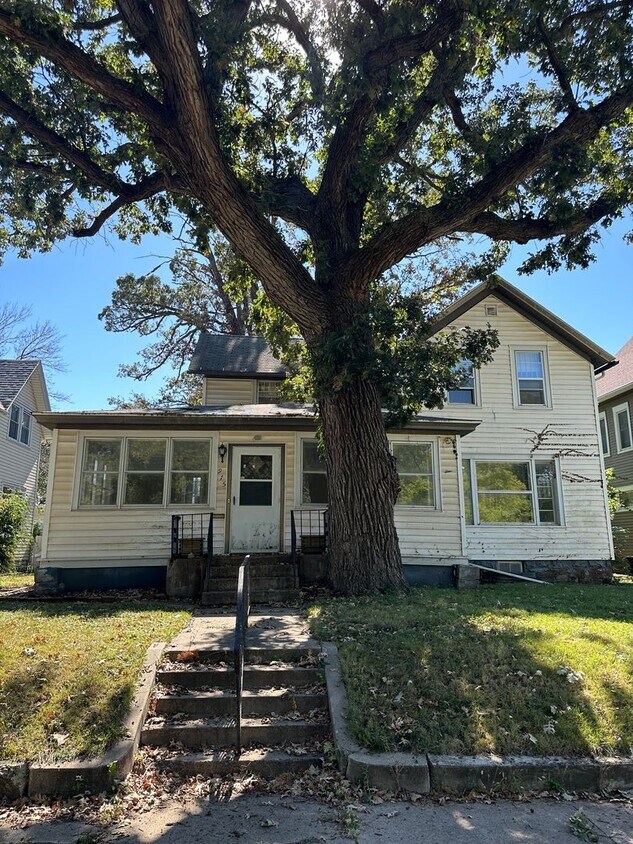 Primary Photo - Large 3+ Bedroom House $1100