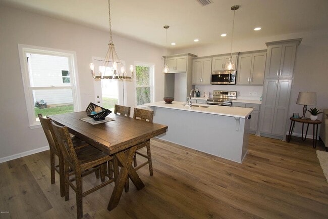 Building Photo - Nice 3B/2.5 Bth