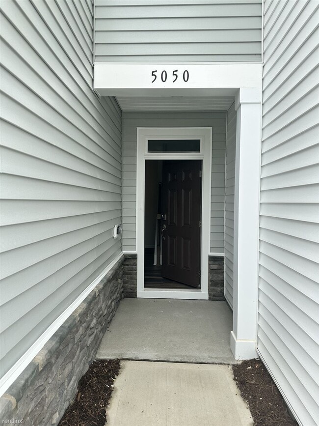 Building Photo - 3 br, 2.5 bath Townhome - 5050 Kota Street