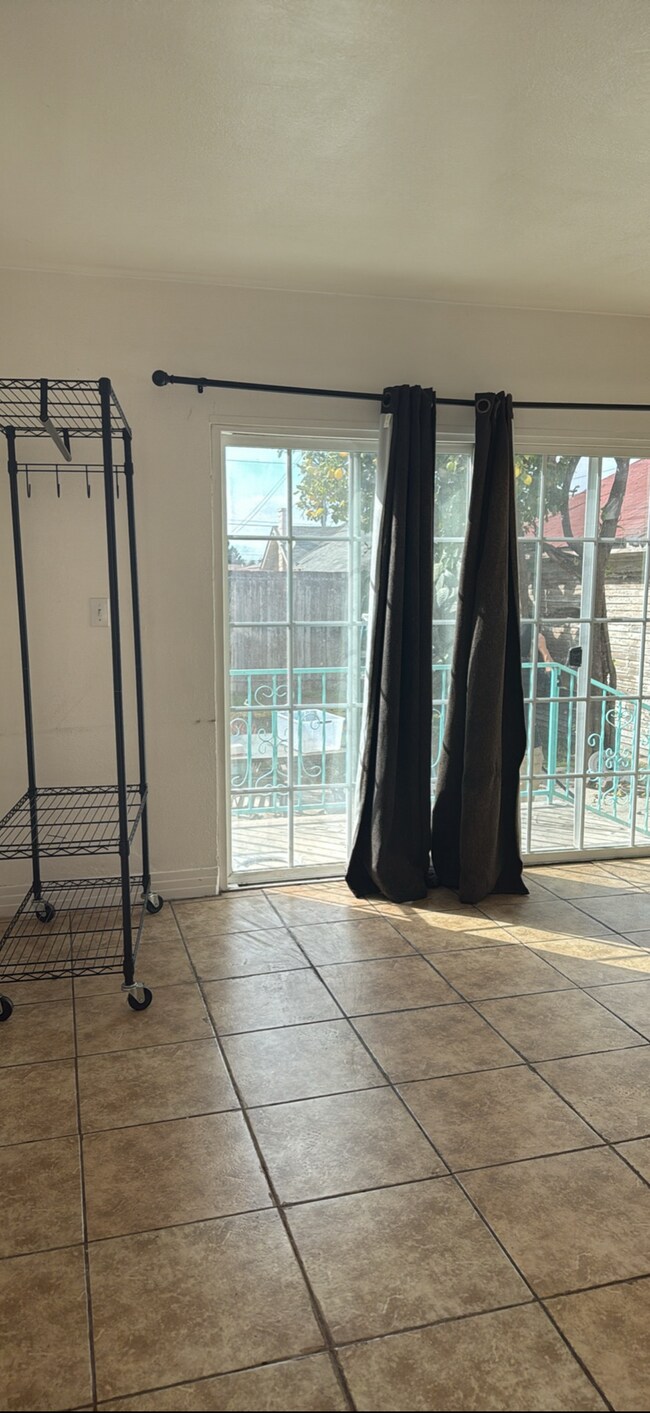 Foto del edificio - 4327 Kenwood Ave