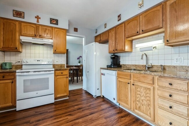 Building Photo - 110 Green Meadow Ct