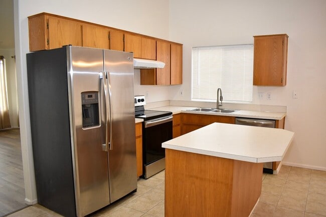 Building Photo - Great 3BD Ranch in Orchards- Gorgeous Laminate Floors Throughout!