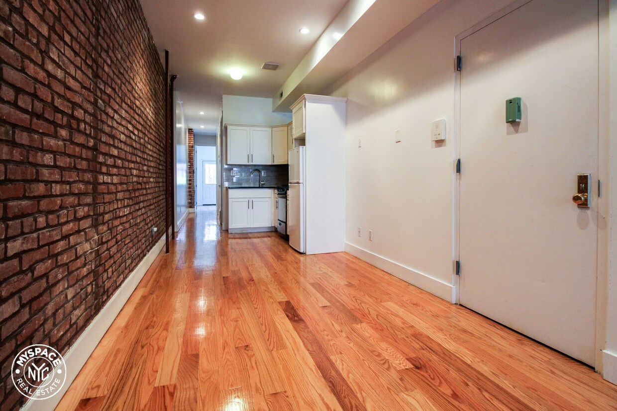 Primary Photo - 13 Humboldt St