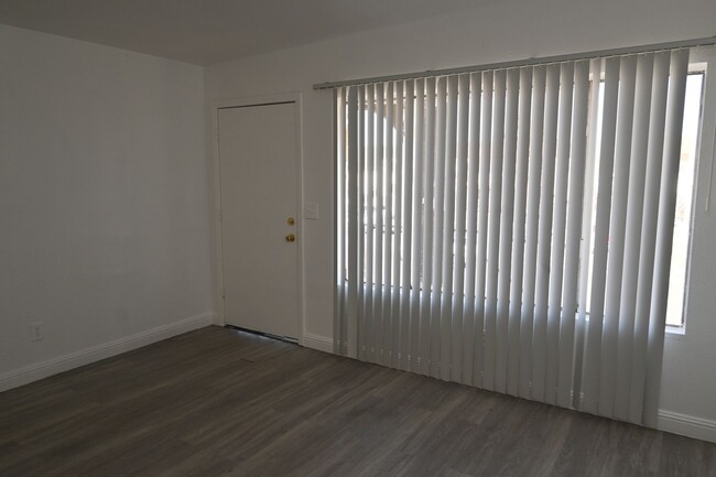 Building Photo - NLV - 2 BED - 1 BATH APARTMENT -NO PETS - ...