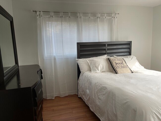 Bedroom 2 - Queen - $1000/month - 3157 Annandale Rd