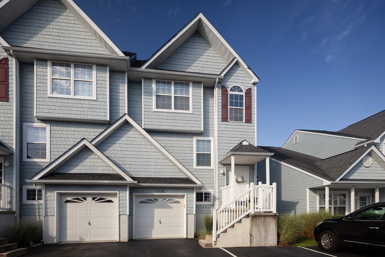 Primary Photo - 17274 King Philip Way
