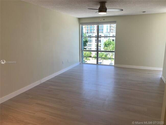 Foto del edificio - 17570 Atlantic Blvd