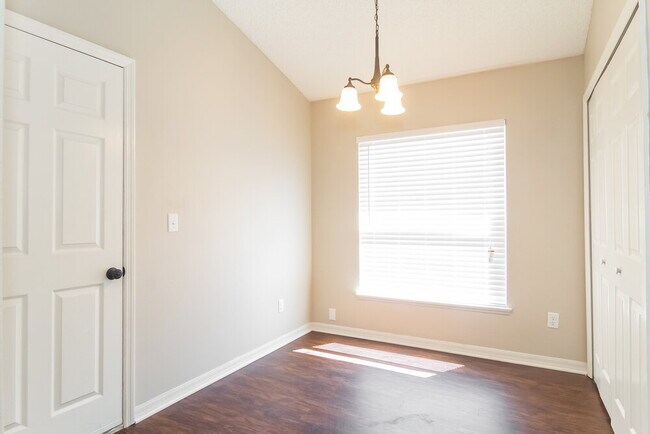 Foto del edificio - 4056 Forest Island Dr