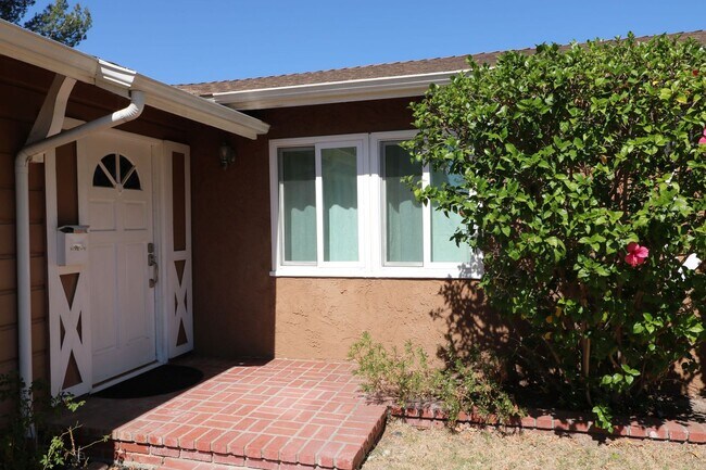 Foto del edificio - Charming home in West Hills adjacent neighborhood!