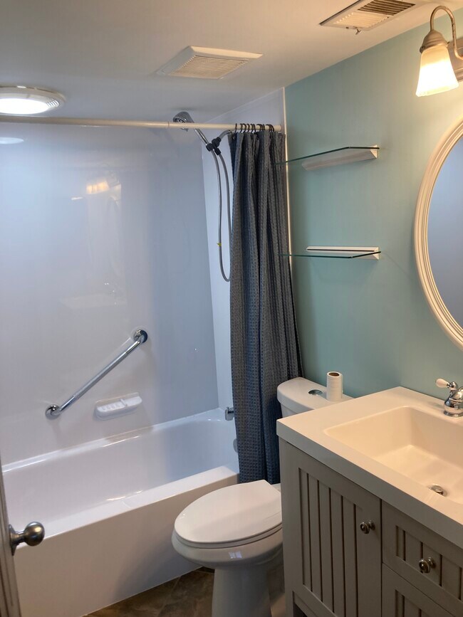 Building Photo - 445 W 9th St