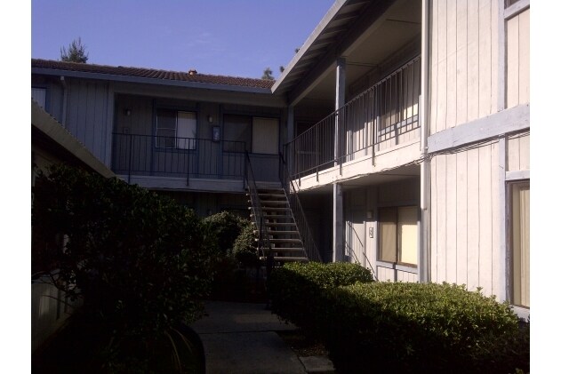  - 1225 W El Monte St
