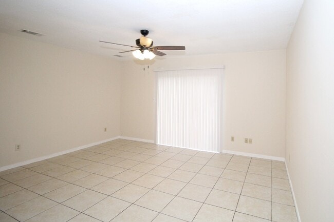 Building Photo - NE Pensacola 2 story  updated townhouse ne...