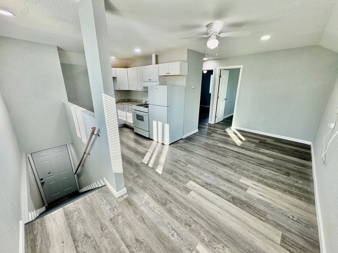 Primary Photo - Spacious 2BD/1BA on 2nd Floor with In-Unit...