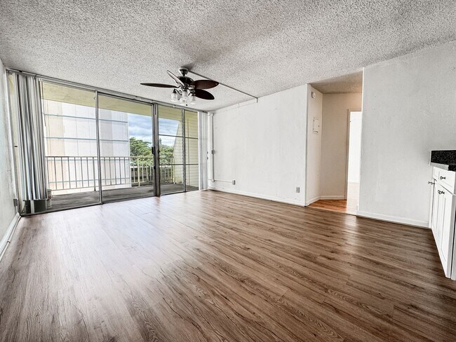 Building Photo - Updated & Breezy 2/1 Mililani Valleyview