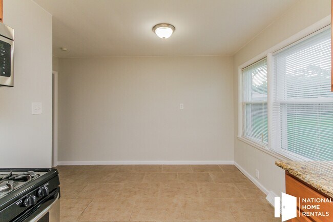 Foto del edificio - 251 W 10th St