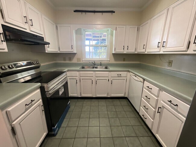 Foto del edificio - Lovely 3 Bedroom End Unit in Battle Forest!