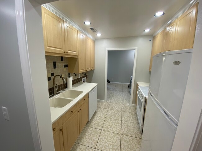 Photo - 515 Basswood Ave Apartments