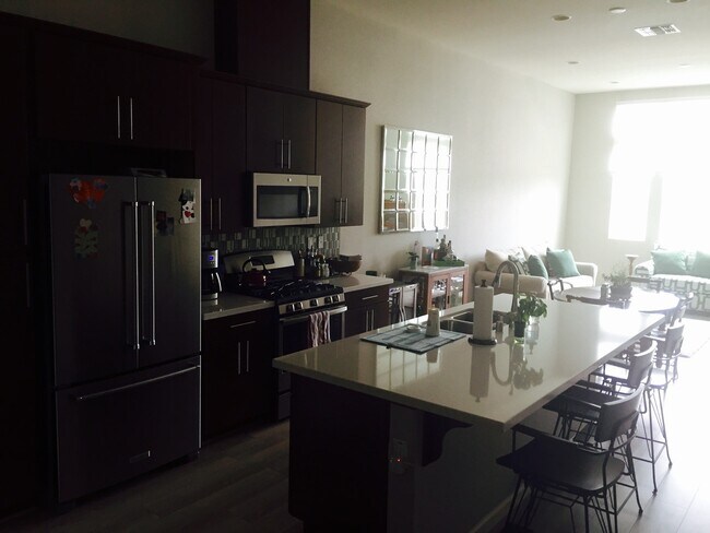 Foto del edificio - 1601 3rd Avenue, Unit 204