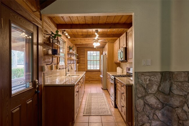Building Photo - 18233 Country Pl Dr